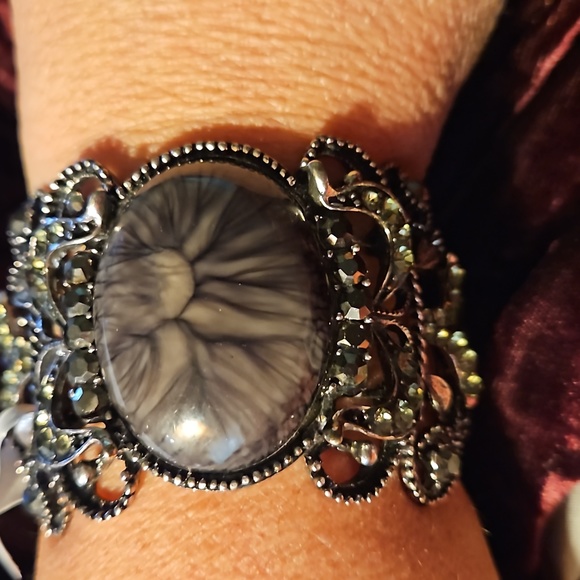 Cameo stone and rhinestone cuff bracelet - Picture 7 of 8
